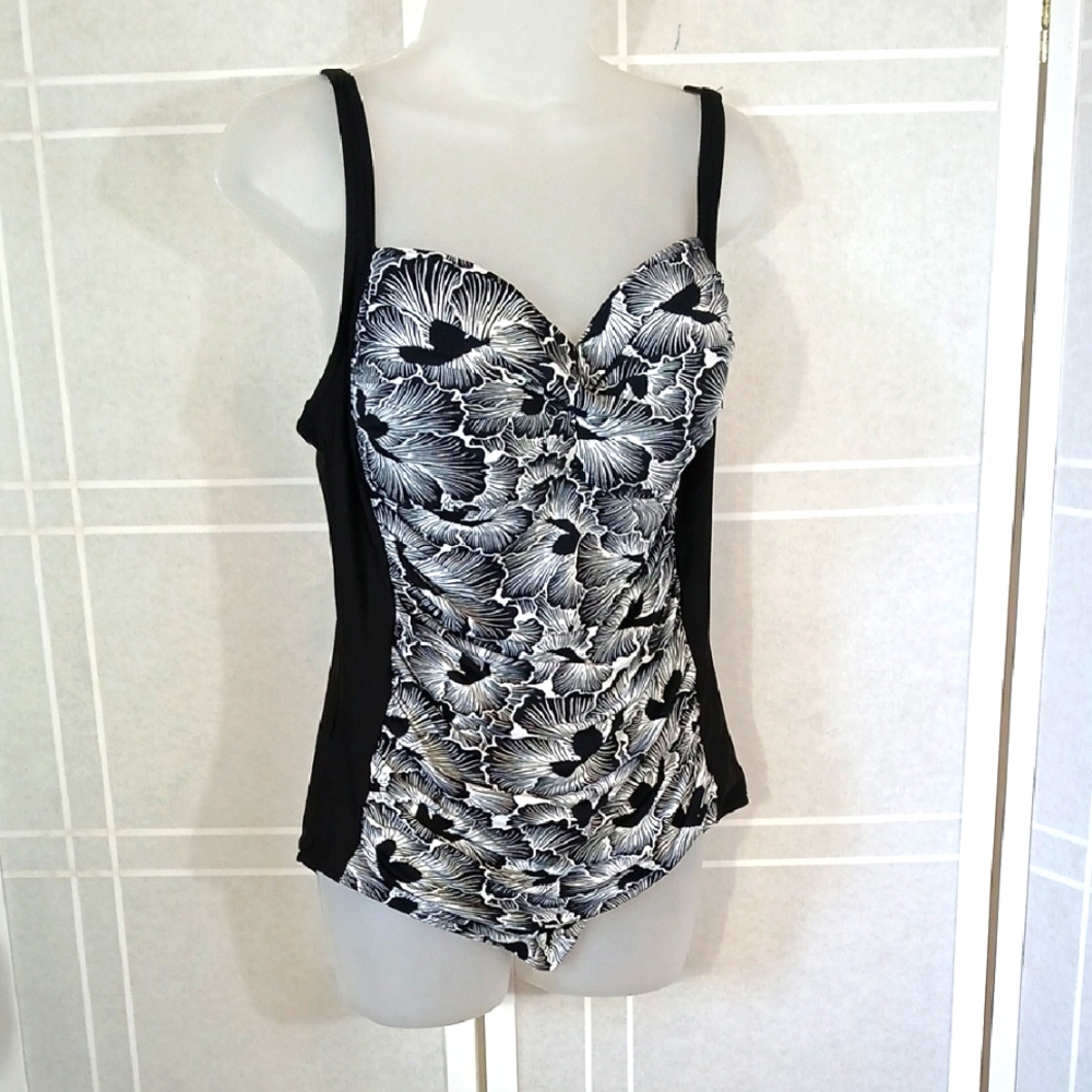 Onepiece Swimsuit Black & White 12
